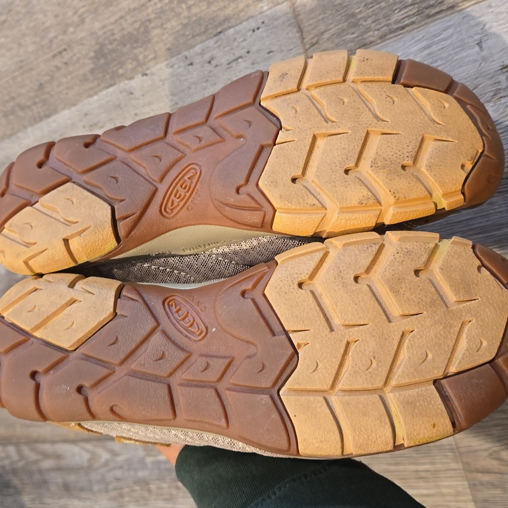 Keen Contour Arch Tan Sneakers | Size 7 - Picture 6 of 8